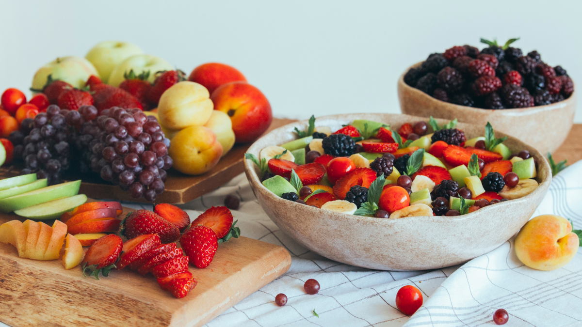 Πώς να φτιάξετε την τέλεια ανοιξιάτικη φρουτοσαλάτα με φρούτα Απριλίου