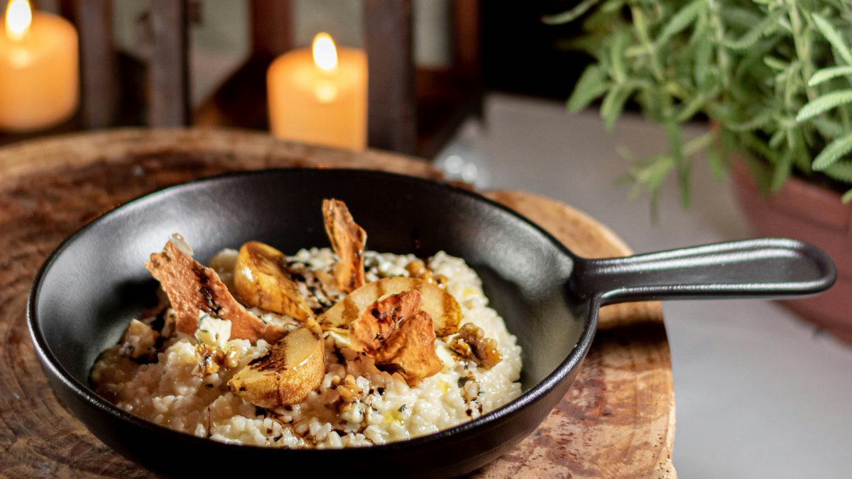 Κριθαρότο με μοσχαράκι, καραμελωμένα κρεμμύδια και κρέμα φέτας – Με εύκολο twist για χορτοφαγικό option!