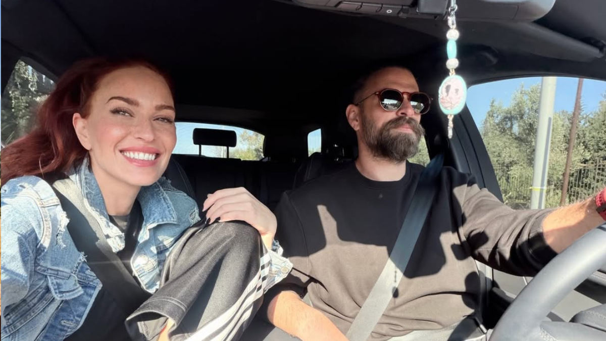 Σίσσυ Χρηστίδου: Χαλαρή βόλτα για καφέ με τον αδερφό της στη Θεσσαλονίκη