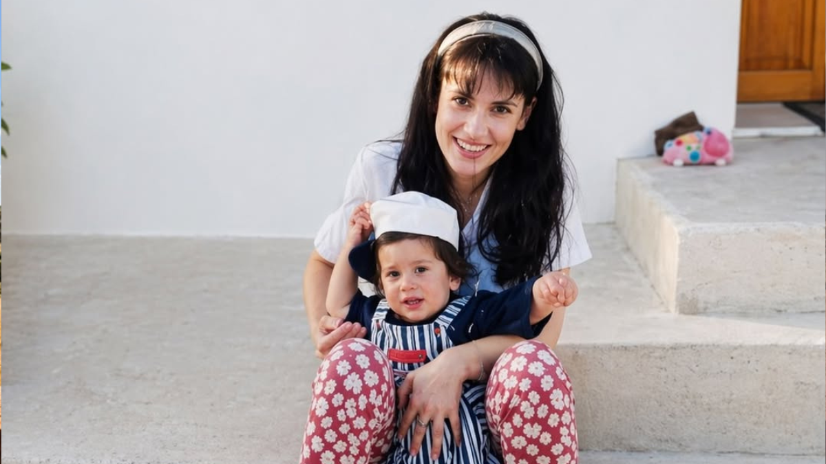 Ποιος είναι ο celebrity που ποζάρει με την μητέρα του μικρός;