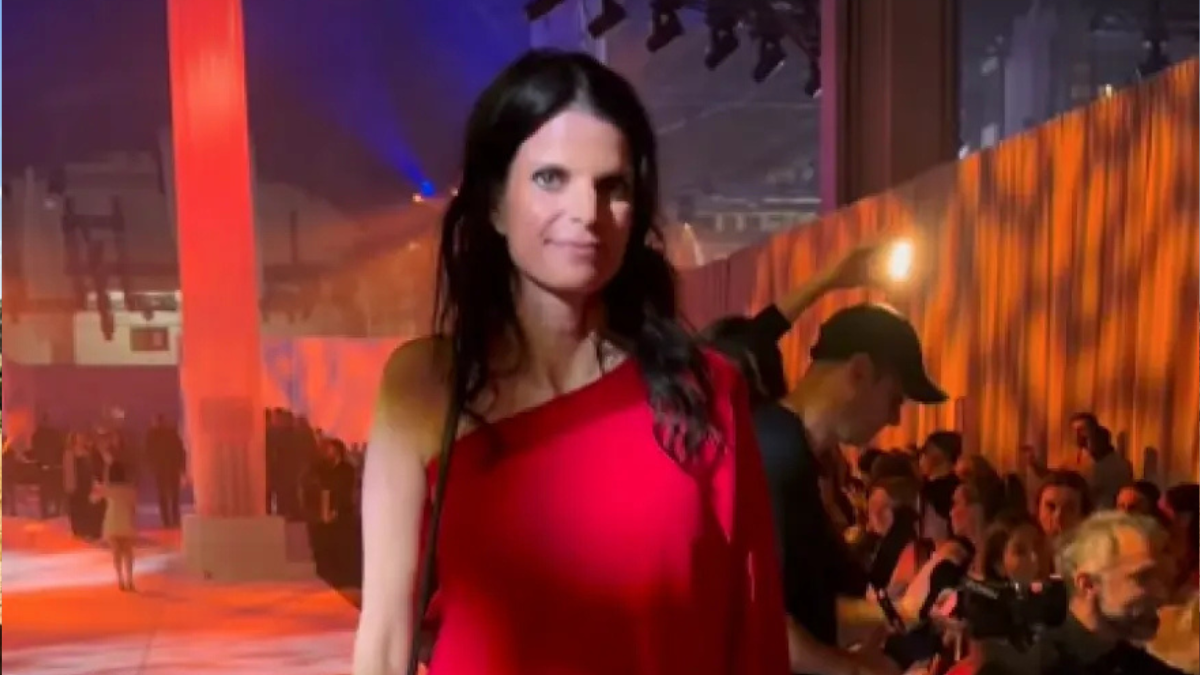 Αθηνά Ωνάση: Με κατακόκκινο φόρεμα στην εβδομάδα μόδας στη Βαρκελώνη