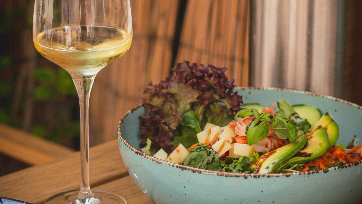 Σαλάτα με αβοκάντο, γαρίδες και γιαούρτι λεμονάτο