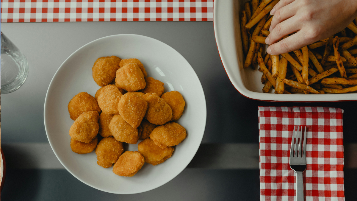 Κοτομπουκιές γιαουρτιού στο air fryer: Η πιο εύκολη ελαφριά συνταγή της εβδομάδας