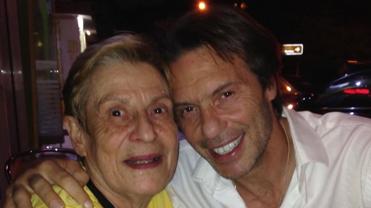 Στράτος Τζώρτζογλου: Η συγκινητική φωτογραφία στη μνήμη της μητέρας του – «Σου στέλνω την χαρά μου, να νιώσεις ότι τα καταφέραμε»