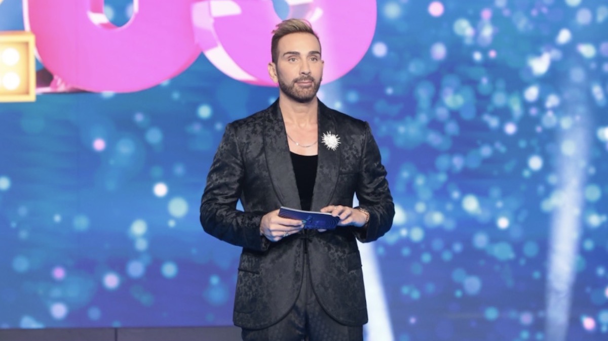 Νίκος Κοκλώνης: Το Dolce & Gabbana smoking jacket με frog fastening που ξεχωρίζει