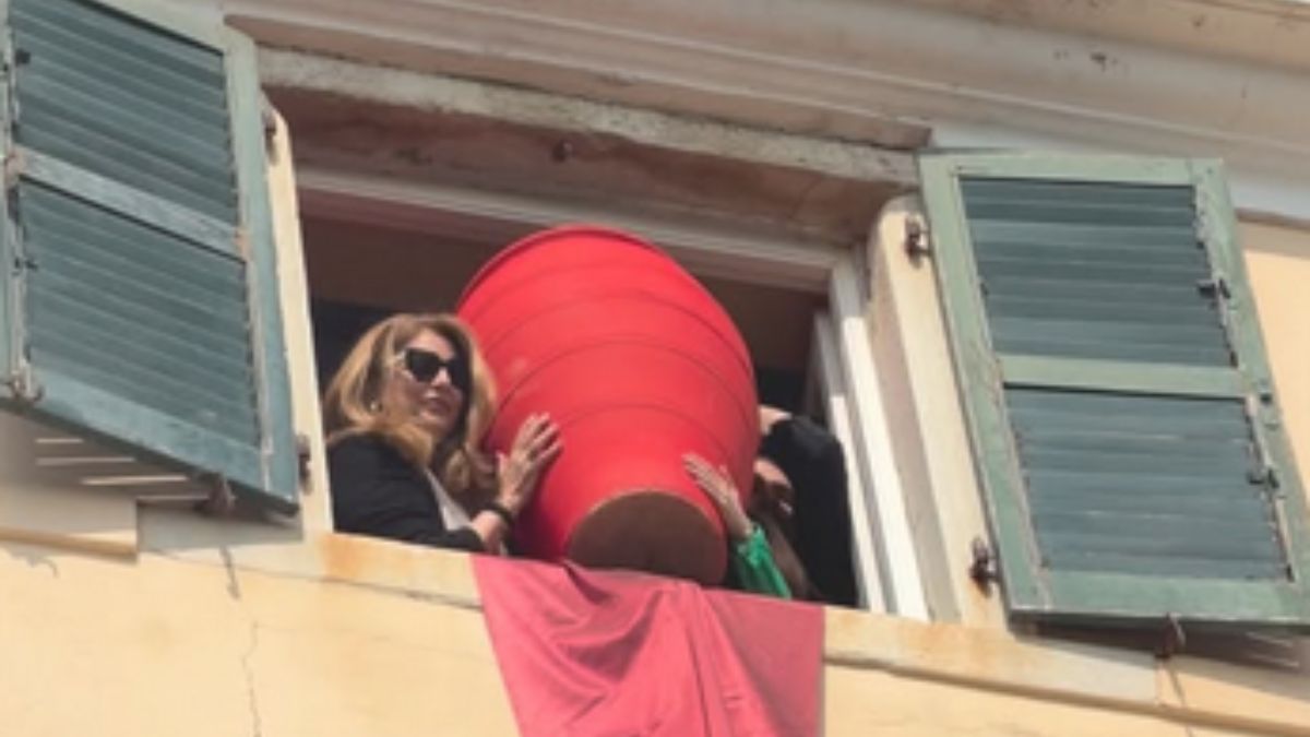 Άντζελα Γκερέκου: Το βίντεο από το παράθυρό της στην Κέρκυρα, που ανέβασε η Σίσσυ Χρηστίδου