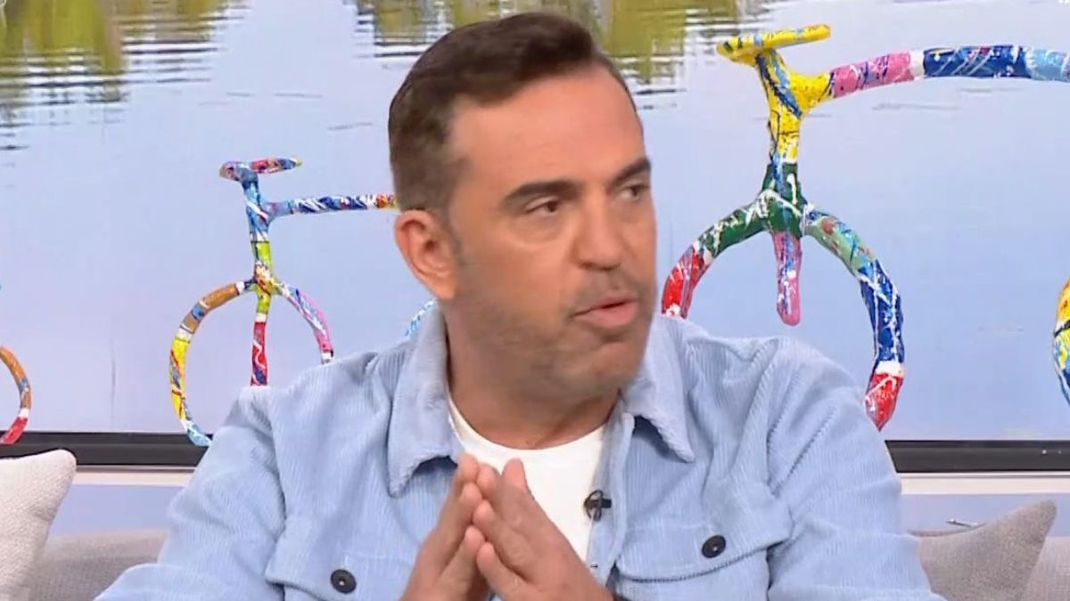 Στέφανος Κωνσταντινίδης: «Kοιμάμαι στον καναπέ. Νωρίτερα έχω καληνυχτίσει τα παιδιά μου με βιντεοκλήση»