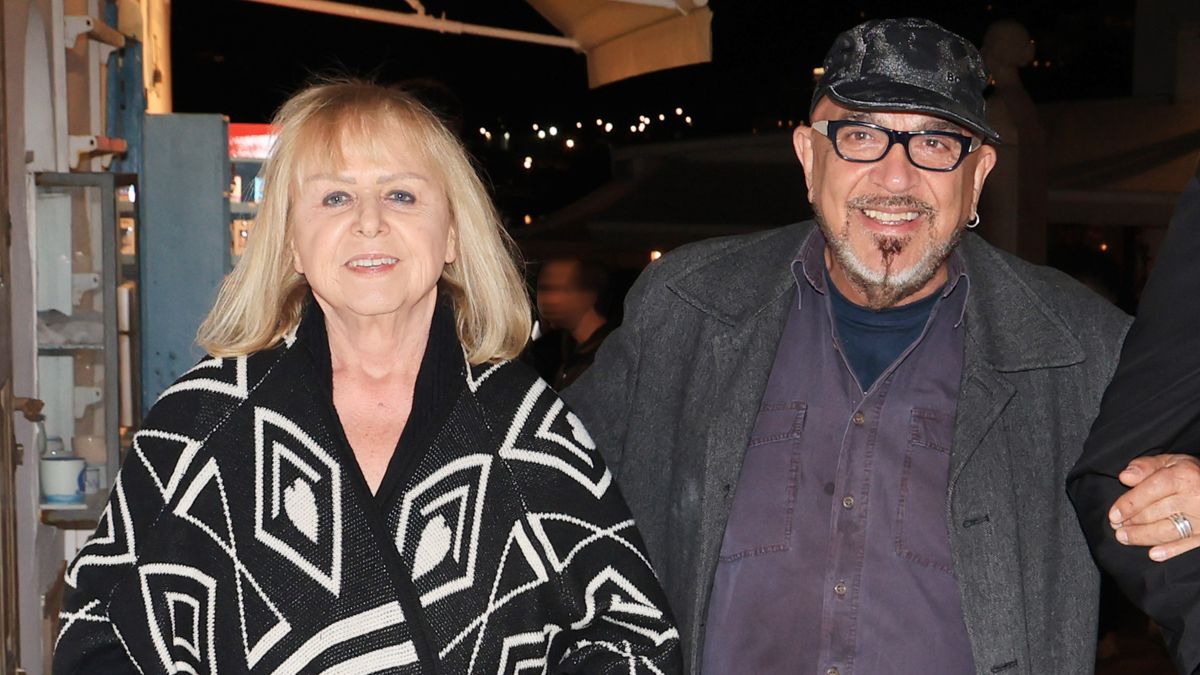 Ισιδώρα Σιδέρη – Γιάννης Ζουγανέλης: Βόλτες στα στενά της Μυκόνου για το Πάσχα