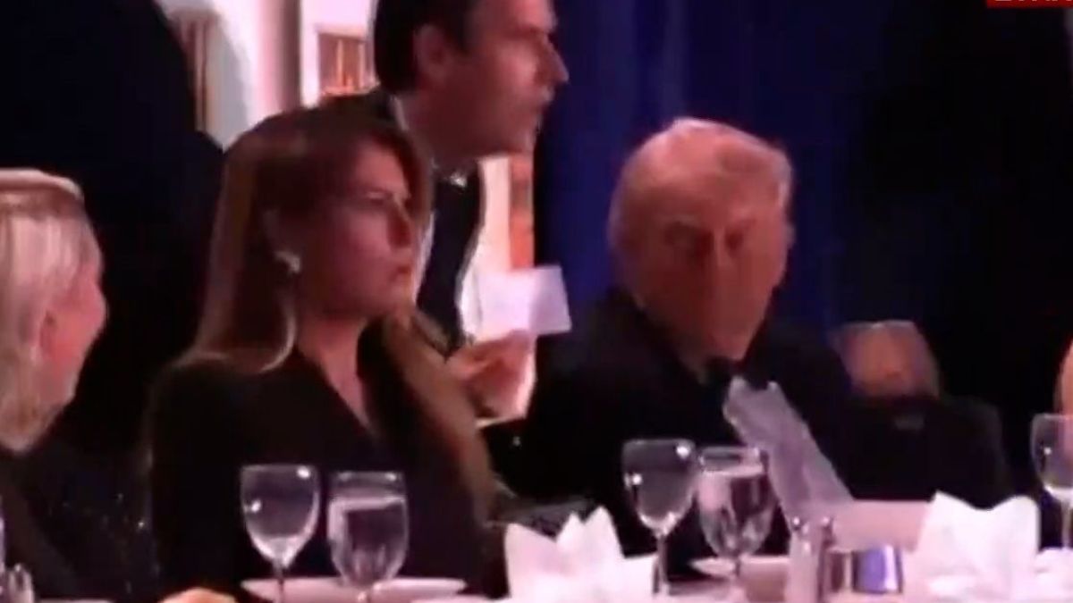 Σκηνές πανικού στον Λευκό Οίκο: Φυγαδεύτηκε ο Ντόναλντ Τραμπ όταν ένοπλος εισέβαλε σε δείπνο