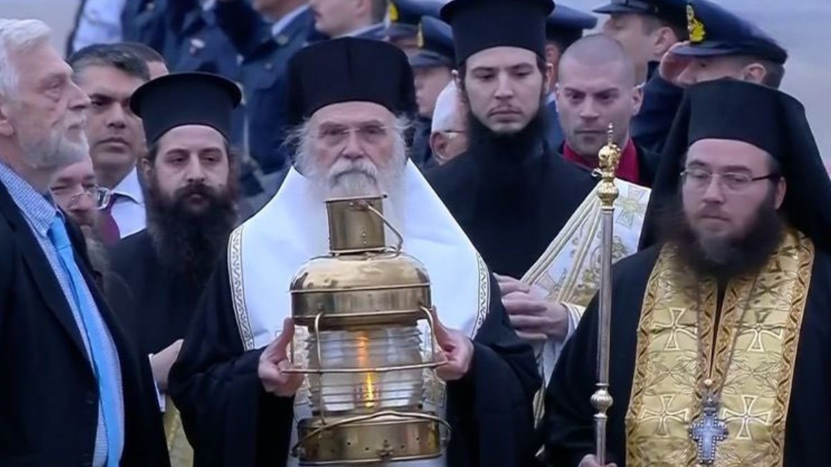 Άφιξη του Αγίου Φωτός στην Ελλάδα με τιμές αρχηγού κράτους στο «Ελευθέριος Βενιζέλος»