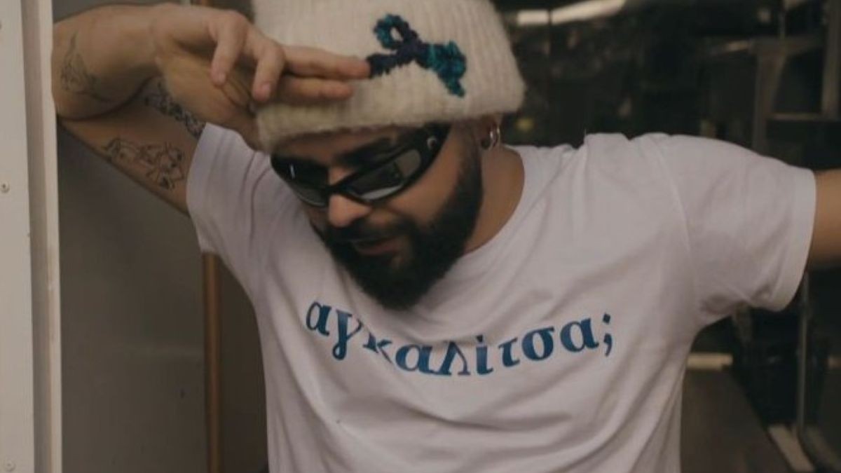 Αkylas: Η εμφάνιση-έκπληξη σε σειρά της ΕΡΤ λίγο πριν τη Eurovision