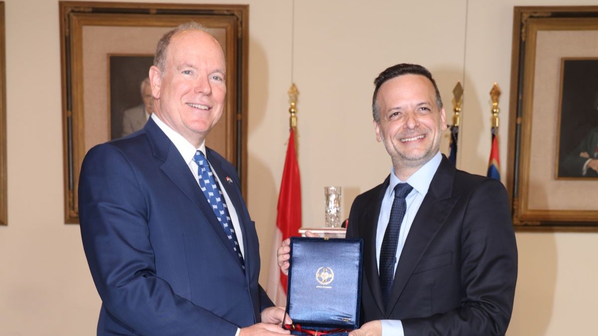 Χάρης Δούκας: Απένειμε το Μετάλλιο του Δήμου Αθηναίων στον Πρίγκιπα Αλβέρτο Β΄