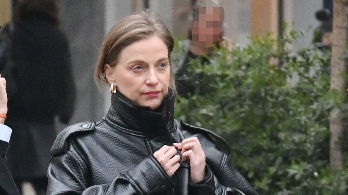 Λένα Δροσάκη: Minimal chic στην Αθήνα με δερμάτινο jacket