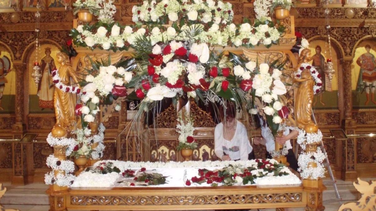 Επιτάφιος: Τι συμβολίζουν τα λουλούδια που τον στολίζουν τη Μεγάλη Παρασκευή