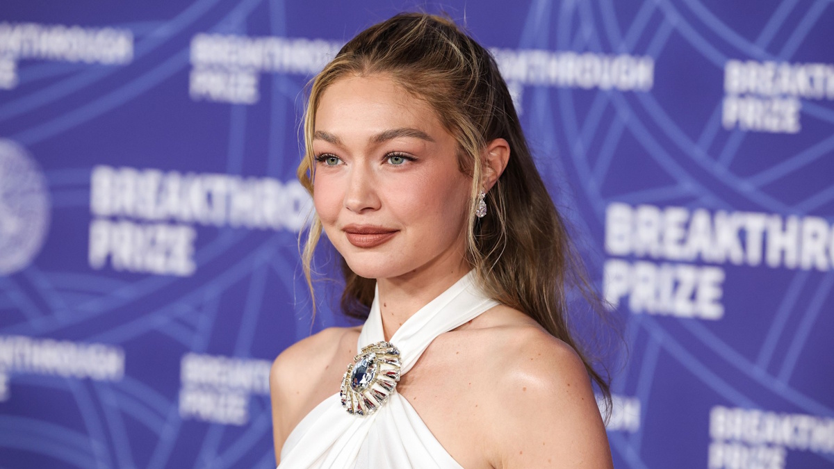 Τζίζι Χαντίντ: Το νέο “C-Curl” look της από τον Δημήτρη Γιαννέτο είναι το απόλυτο hair goal της σεζόν