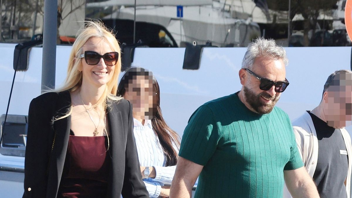 Ναταλί Κάκκαβα – Γρηγόρης Γκουντάρας: Οικογενειακή βόλτα στη Γλυφάδα με τον γιο τους