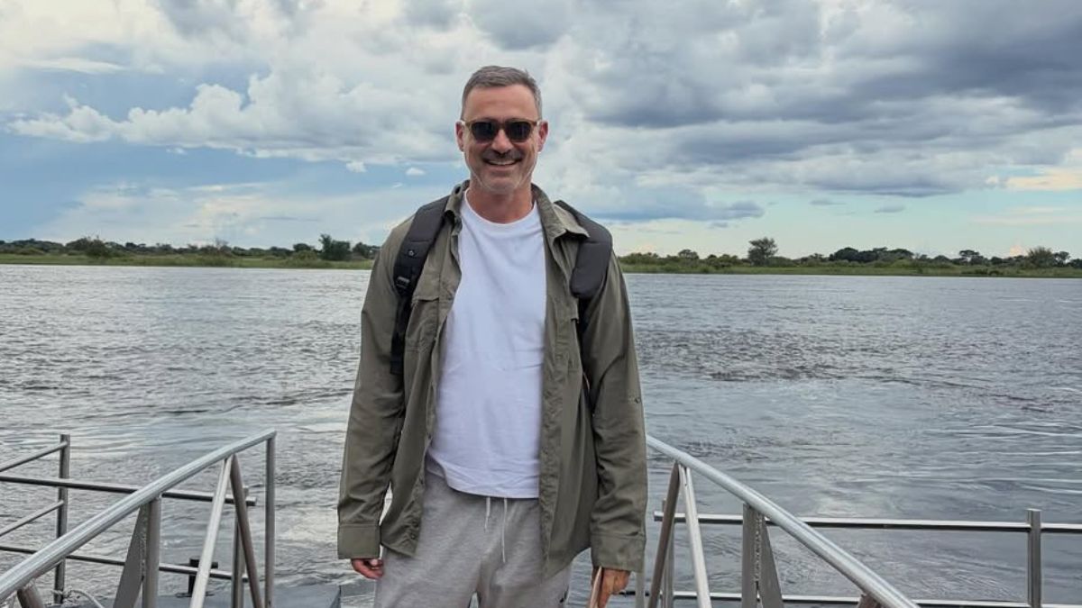 Γιώργος Καπουτζίδης: Στέλνει ευχές στους «Γιώργηδες» και «Γεωργίες» από άγνωστη τοποθεσία