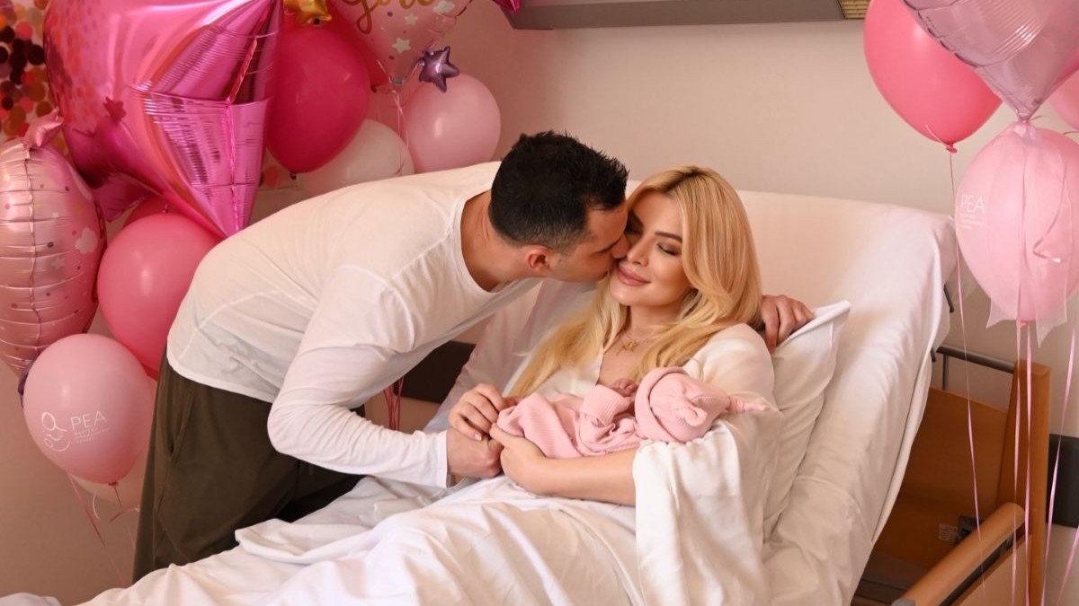 Κατερίνα Καινούργιου: Η φωτογραφία που δημοσίευσε ο Παναγιώτης Κουτσουμπής με τη νεογέννητη κόρη τους