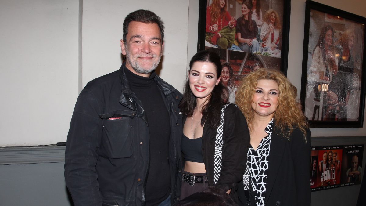 Κωνσταντίνος Καζάκος: Απόλαυσε την κόρη του Τζένη και την Τάνια Τρύπη στο θέατρο