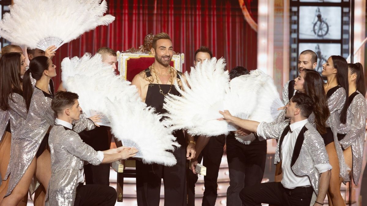 J2US: Ο Νίκος Μακρόπουλος στη σκηνή το Σάββατο στις 20:50 – Ανατροπή με τους «δανεικούς» coaches