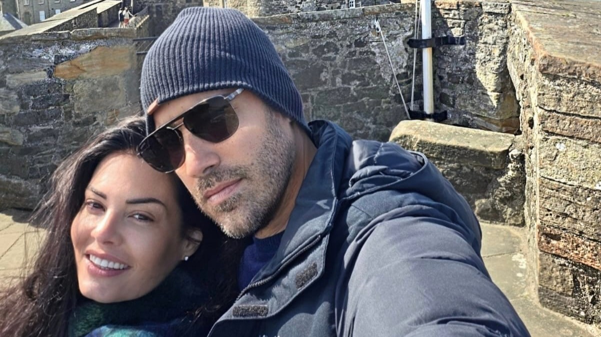 Μαρία Κορινθίου: Αγκαλιά με τον Γιώργο Καραθανάση στο ταξίδι τους στο Εδιμβούργο!