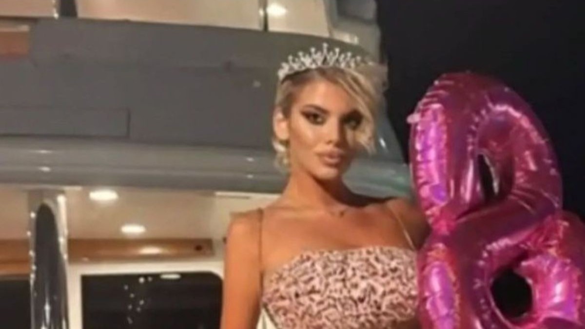 Σε κλίμα οδύνης η κηδεία της 19χρονης Μυρτώς στην Κεφαλονιά