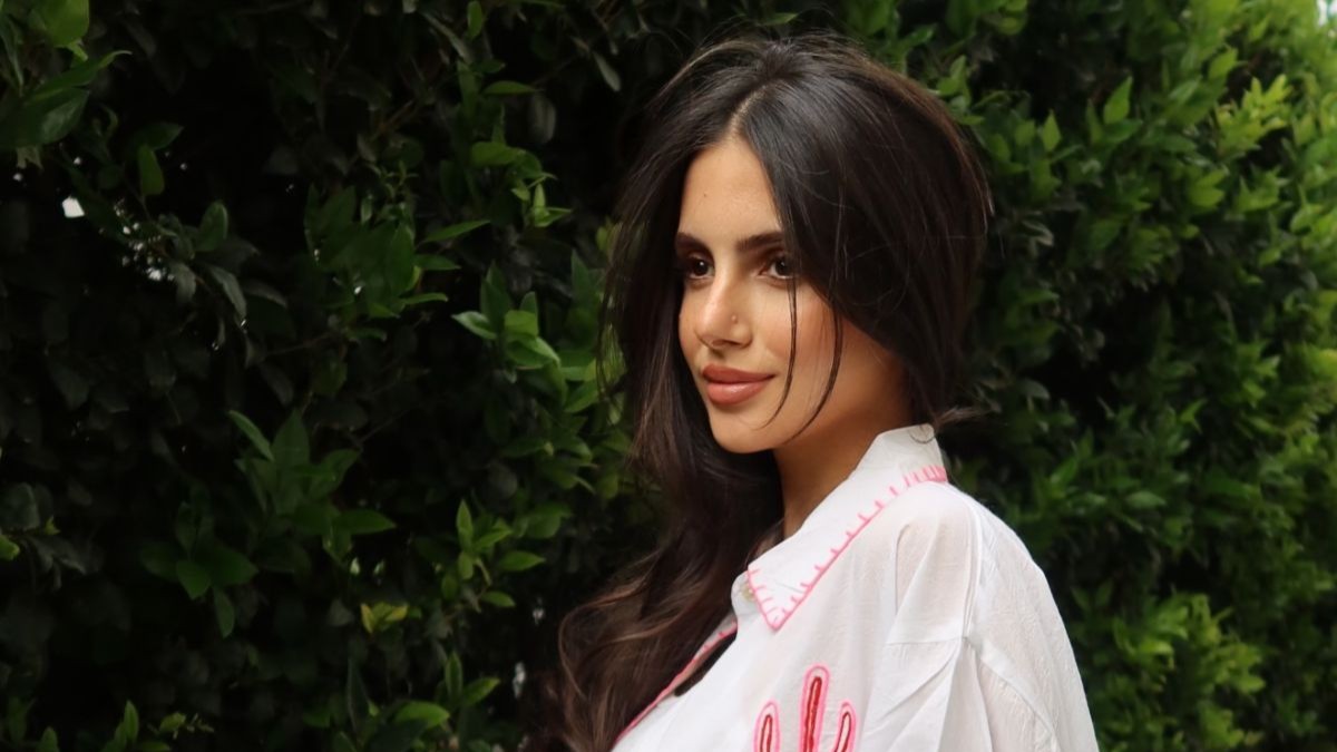 Αλεξάνδρα Νίκα: Ποζάρει στον κήπο του σπιτιού της στον 7ο μήνα της εγκυμοσύνης της