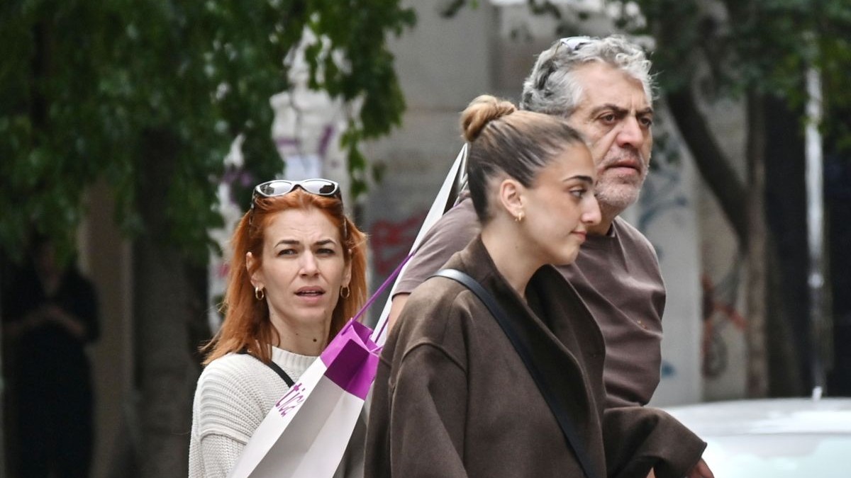 Κούλης Νικολάου: Χαλαρή βόλτα στο κέντρο της Αθήνας με τη σύζυγό του Κλαίρη και την κόρη τους, Ελένη