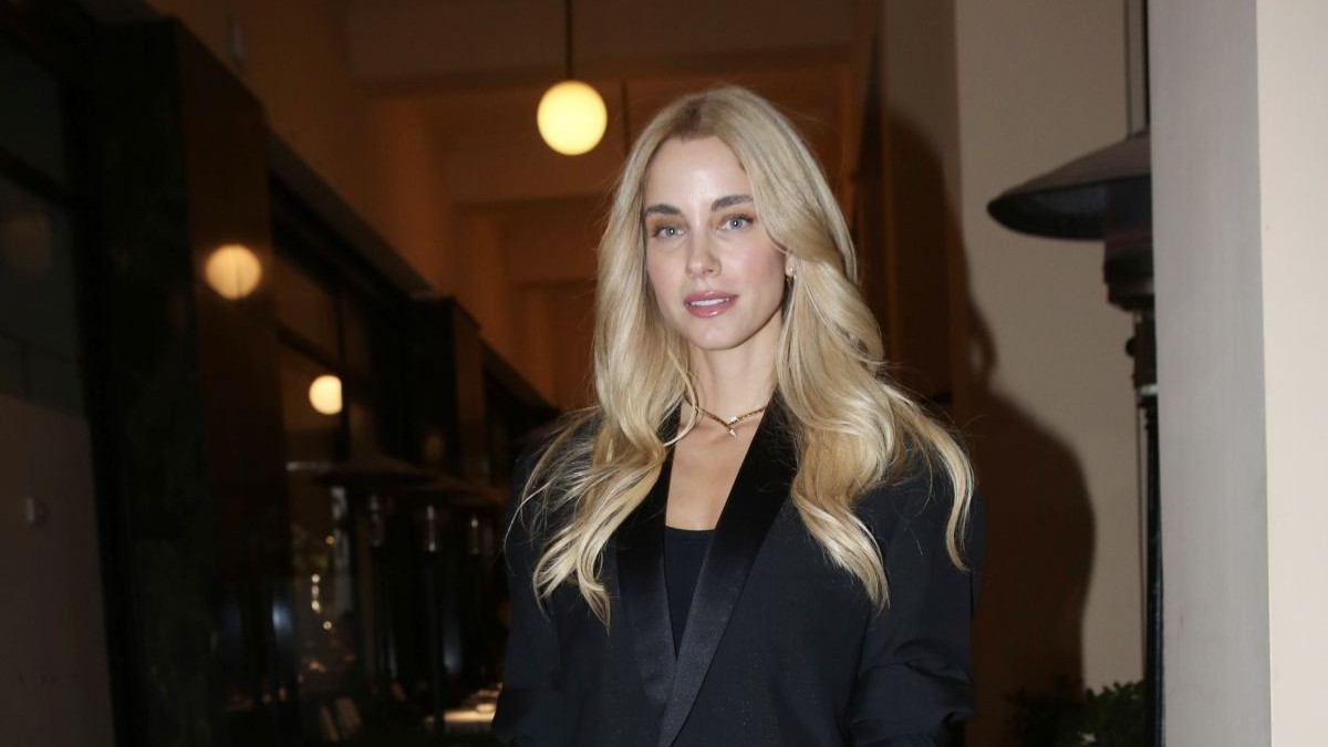 Δούκισσα Νομίκου: Με fitted σακάκι και σύγχρονο total black look σε Fashion Event