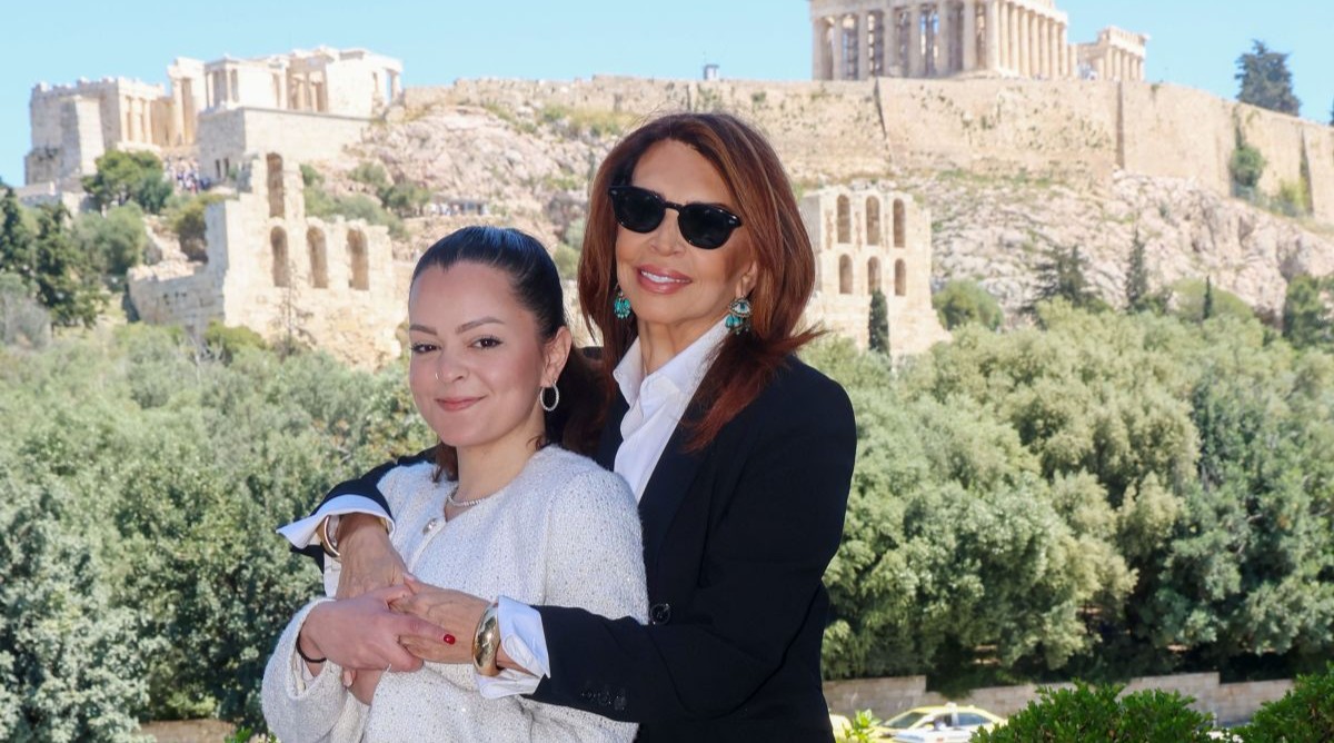 Μιμή Ντενίση: Chic εμφάνιση στη συνέντευξη τύπου για την «Έξοδο» με τη Μαριτίνα στο πλευρό της