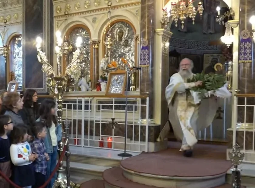 Πάσχα στη Χίο: Έκλεψε τις εντυπώσεις και φέτος ο «ιπτάμενος» ιερέας