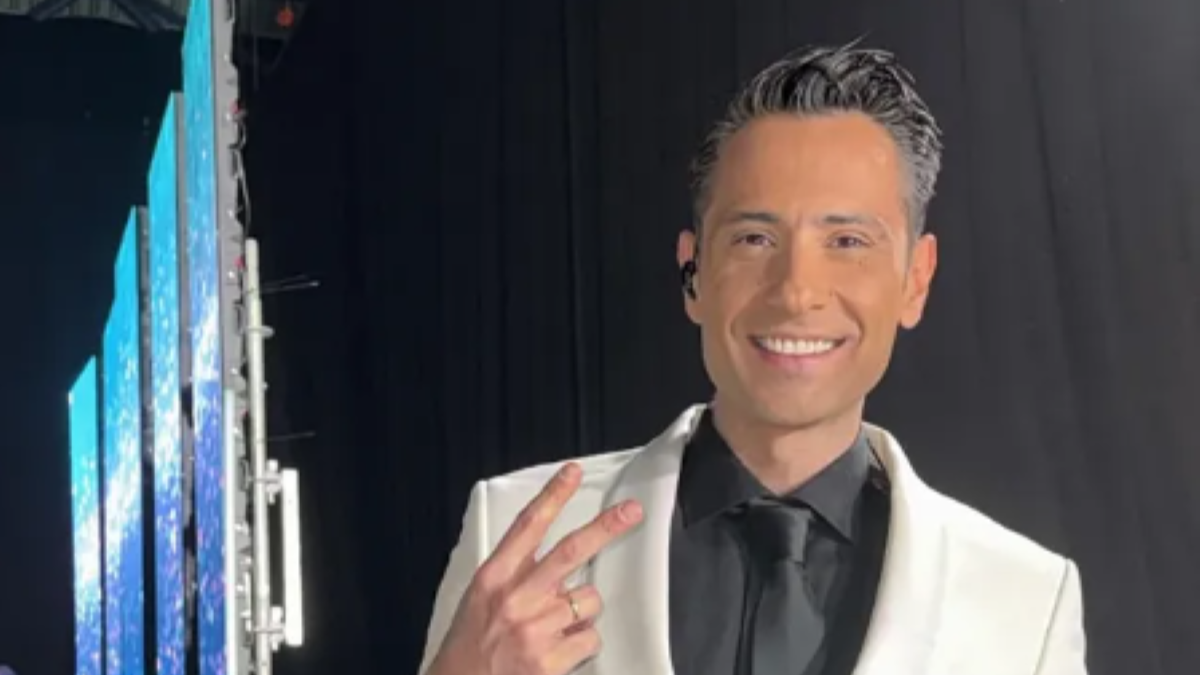 J2US: Ο Πρόδρομος ανέβηκε στη σκηνή στο 9ο live και έφερε μαζί του λαϊκό παλμό!