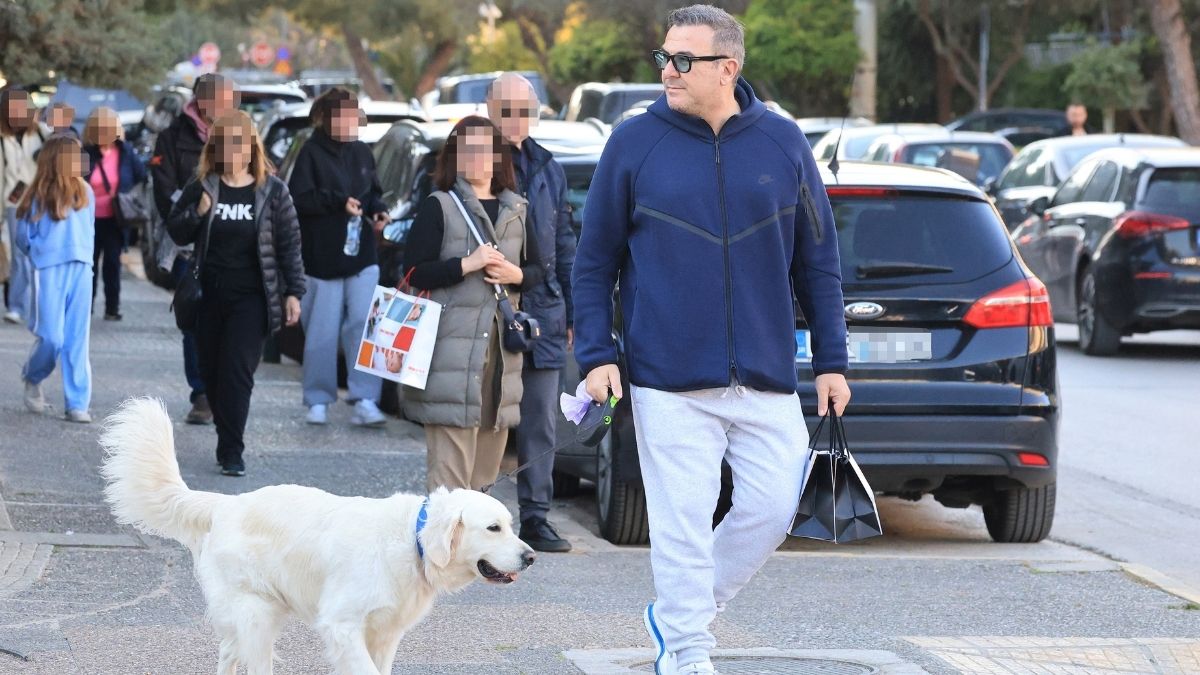 Αντώνης Ρέμος: Χαλαρές στιγμές με τον πιο πιστό του φίλο στη Γλυφάδα