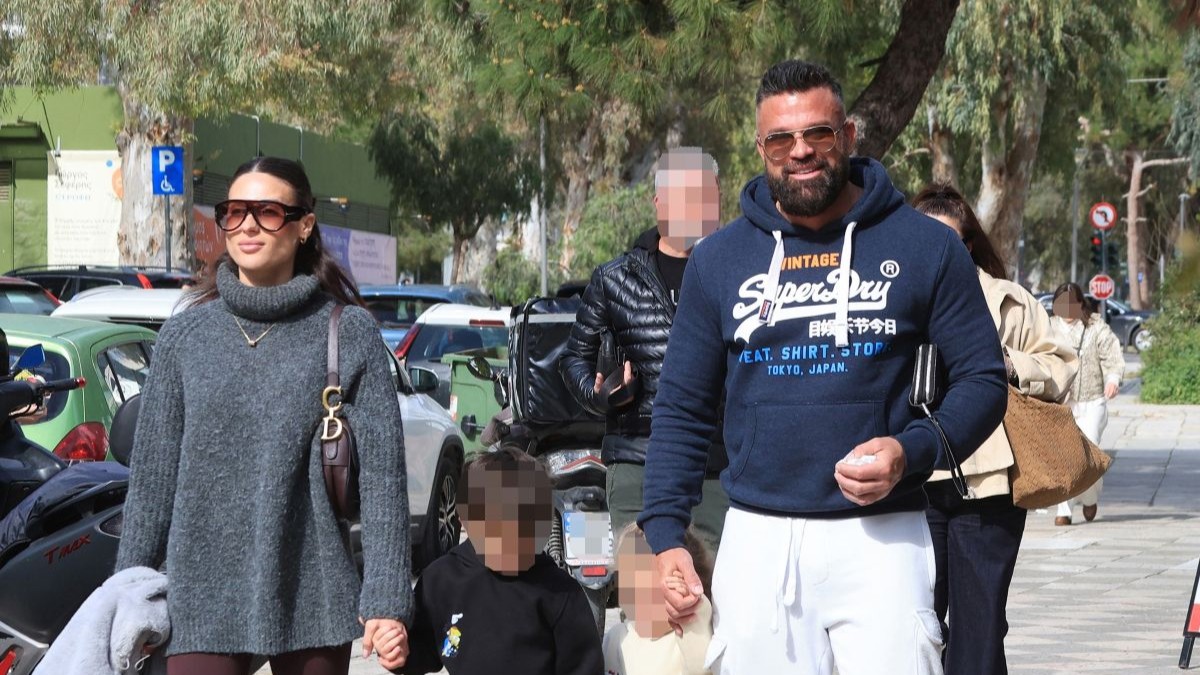 Κώστας Σόμμερ – Βαλεντίνη Παπαδάκη: Οικογενειακή βόλτα στη Γλυφάδα με τα παιδιά τους