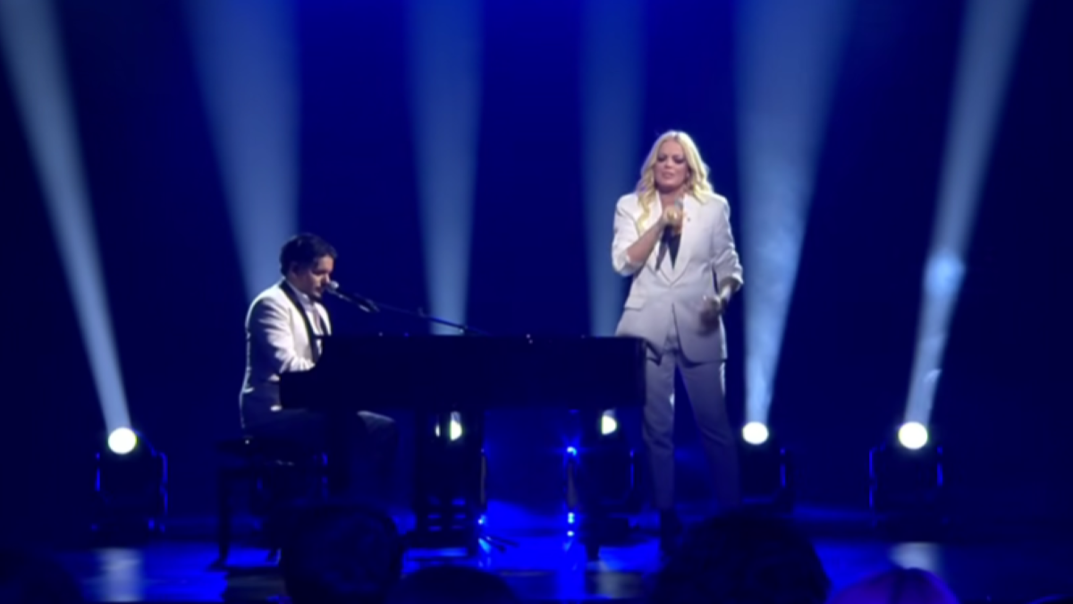 J2US: Η Μαίρη Αργυριάδου και ο Stan συγκίνησαν με το «Αυτή η νύχτα μένει» σε σκηνικό παλιάς εποχής