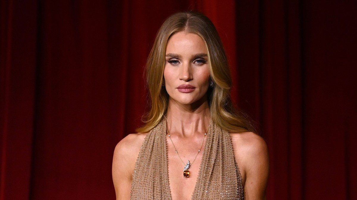 Strawberry blonde: Η απόχρωση του ξανθού που αγαπούν οι beauty addicts μετά τα 40