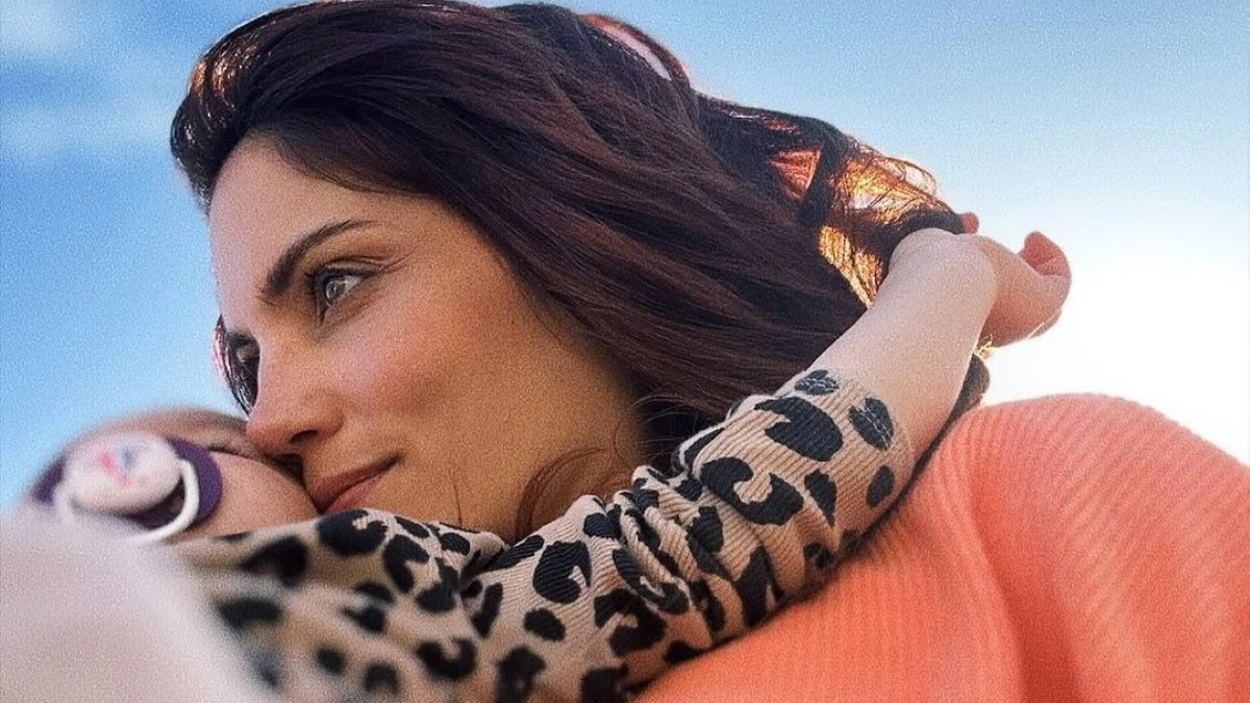 Μαίρη Συνατσάκη: Η απόδραση στην Ύδρα… και ο Leonard Cohen