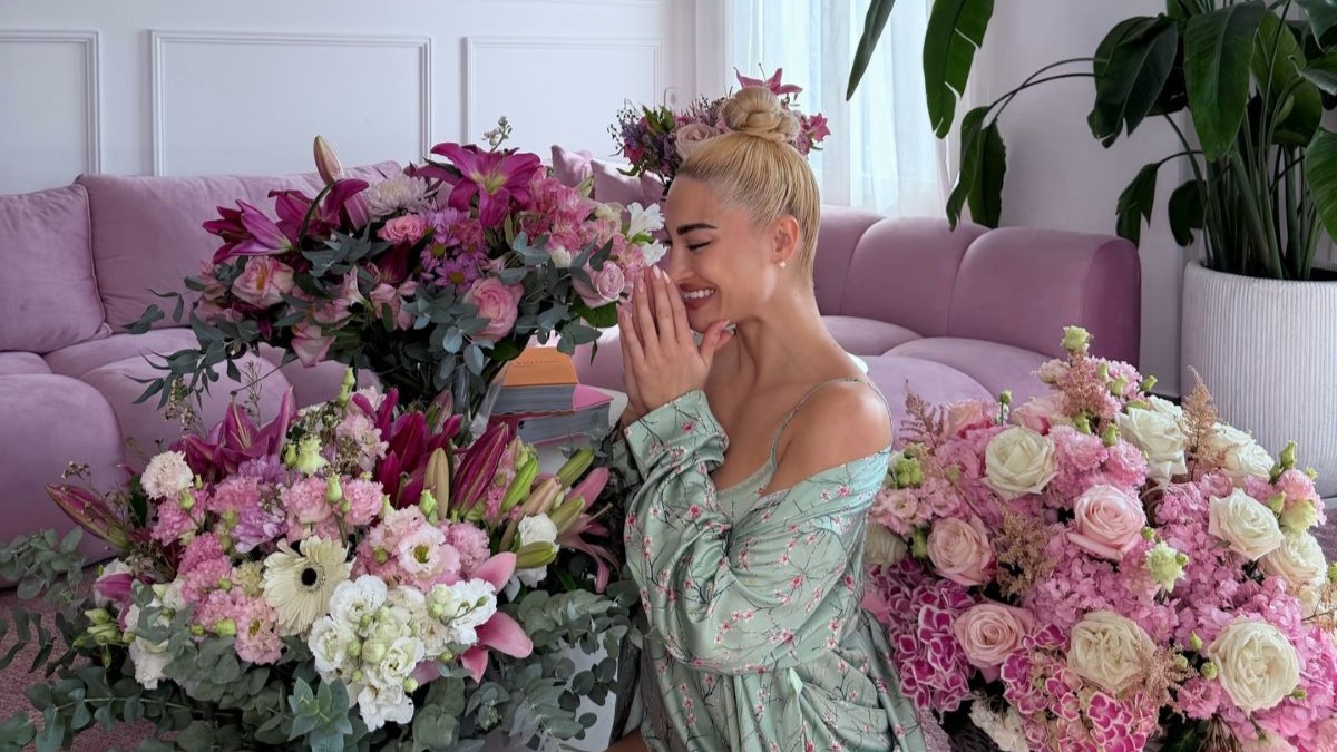 Ιωάννα Τούνη: Ποζάρει στο σπίτι της ανάμεσα σε ανθοδέσμες και στέλνει μήνυμα δικαίωσης – «Η ντροπή επιτέλους άλλαξε πλευρά»