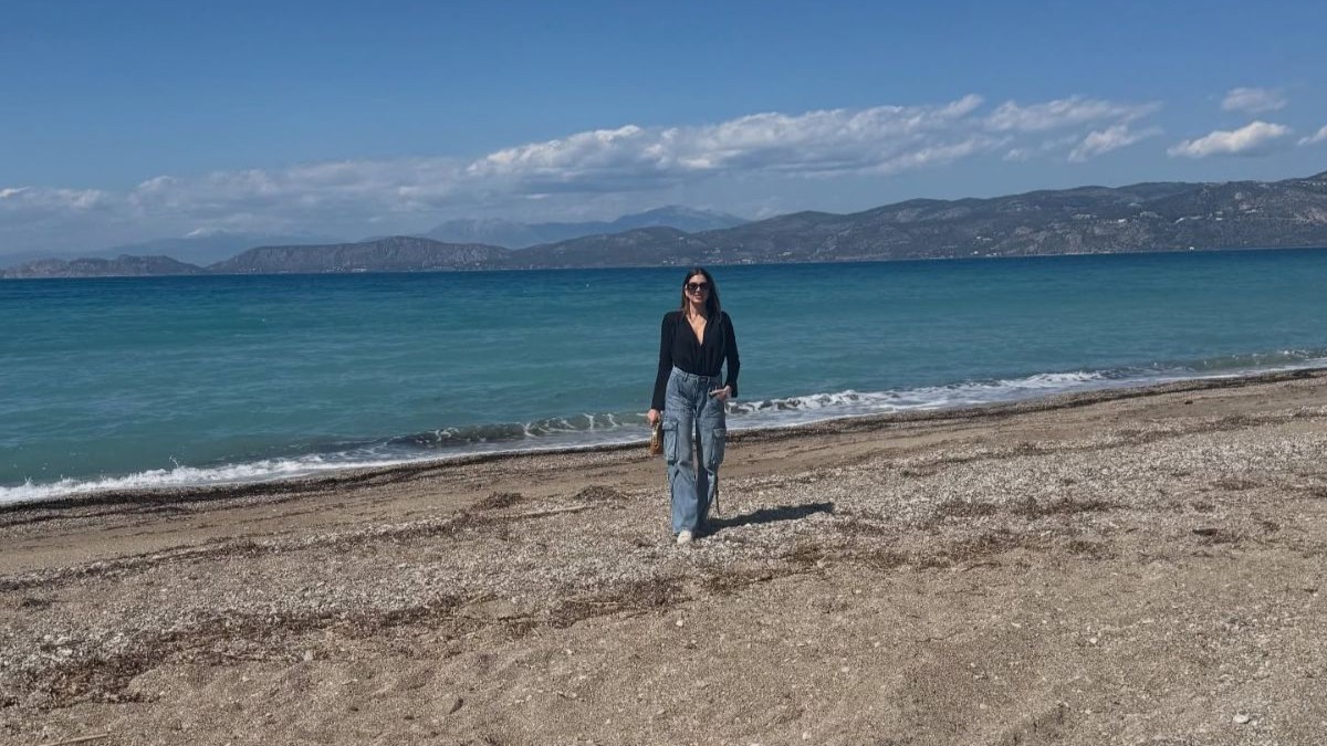 Σταματίνα Τσιμτσιλή: Πασχαλινή βόλτα με τα παιδιά της στην παραλία της Κορίνθου
