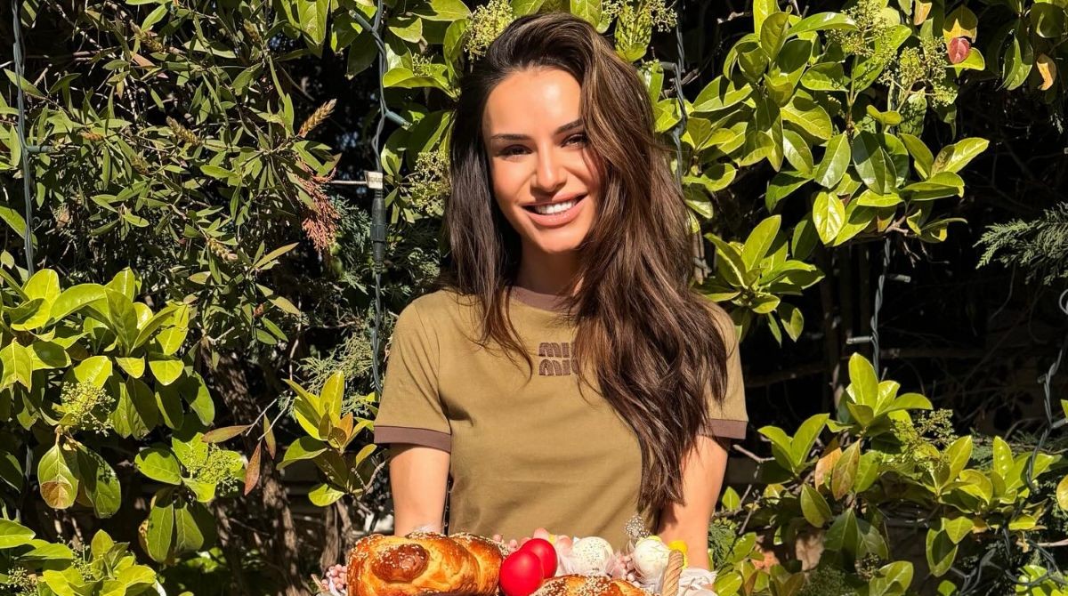 Ελένη Τσολάκη: Έφτιαξε τσουρέκια και έβαψε αυγά τη Μεγάλη Πέμπτη – Οικογενειακές στιγμές με τον σύζυγό της και την κόρη τους