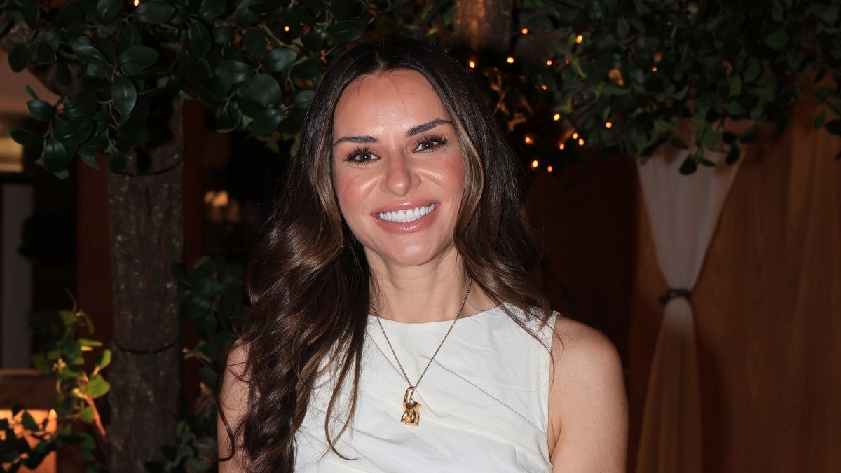 Ελένη Τσολάκη: Με κομψό nude φόρεμα σε βραδινή εμφάνιση