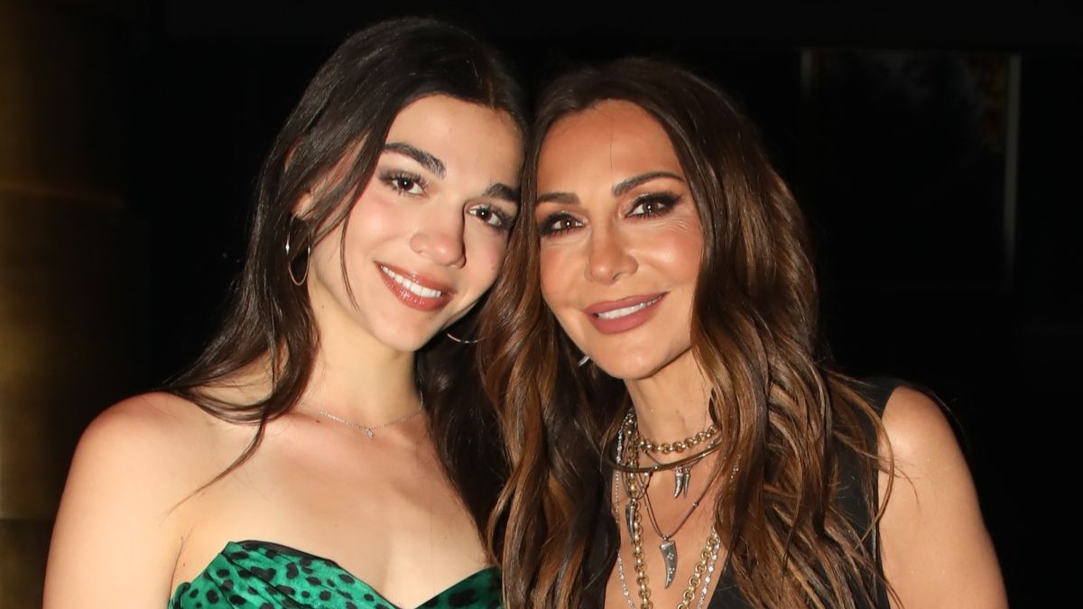 Μελίνα Νικολαΐδη: Βραδινή έξοδος με τη Δέσποινα Βανδή και το πράσινο animal print φόρεμα που έκλεψε τα βλέμματα