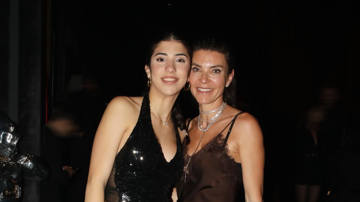 Μαρίνα Βερνίκου: Βραδινή έξοδος με την κόρη της με σατέν φόρεμα και μπότες