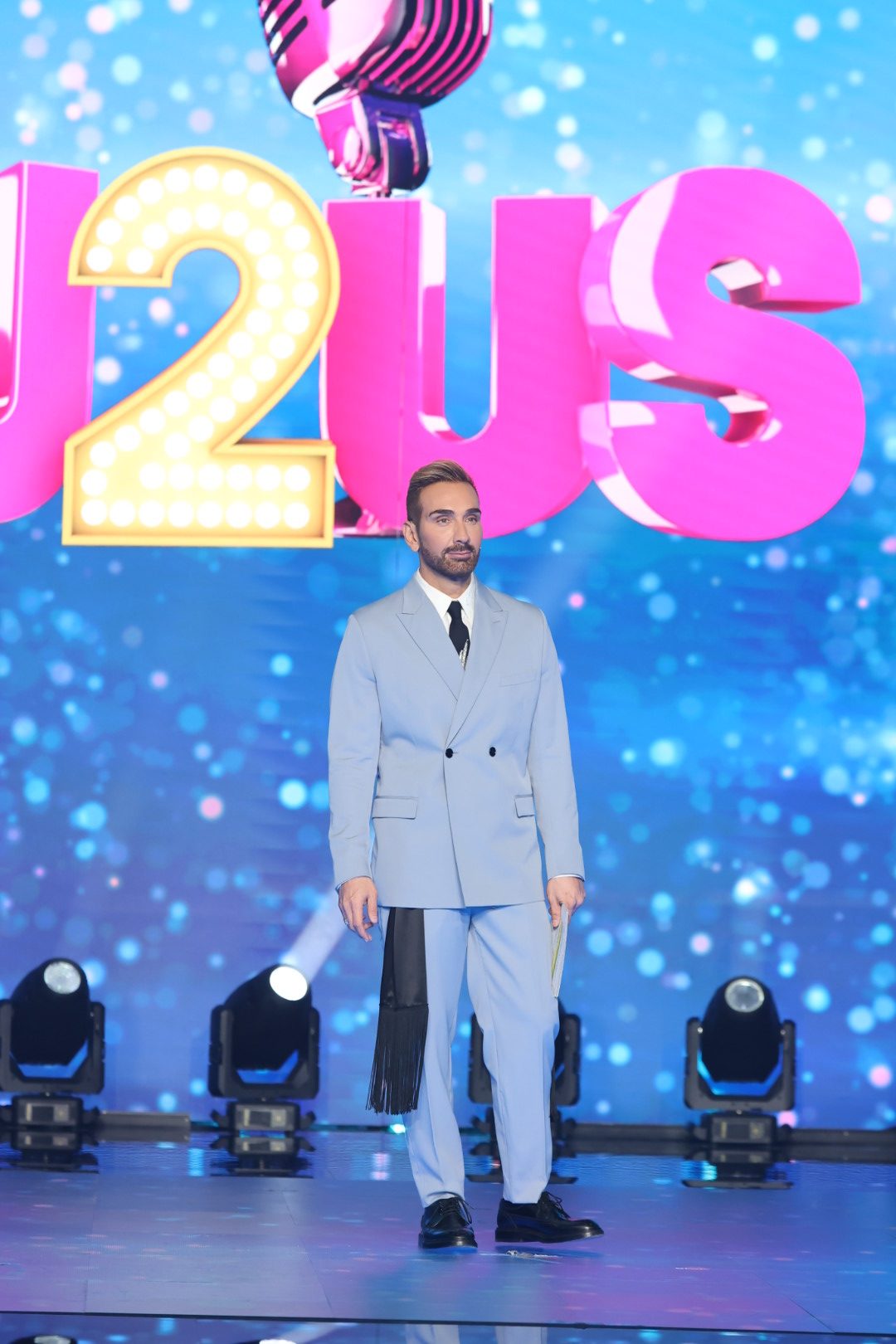 Νίκος Κοκλώνης με Dior στο J2US και powder blue tailoring