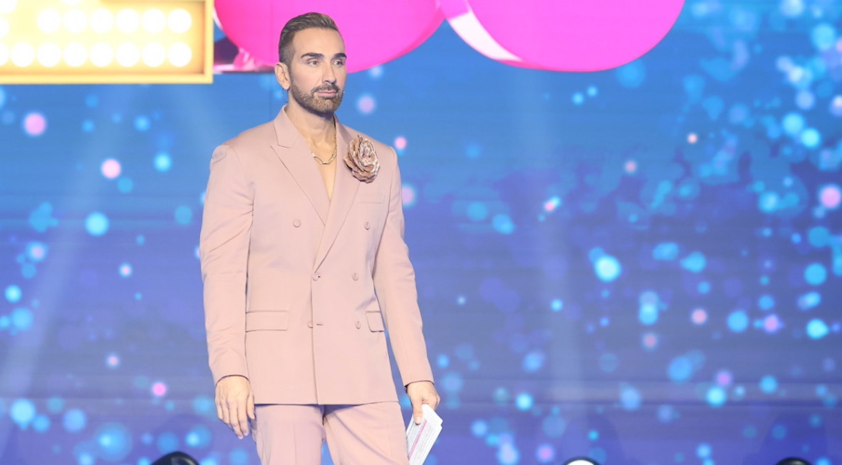 Νίκος Κοκλώνης με Dior couture κοστούμι στο J2US