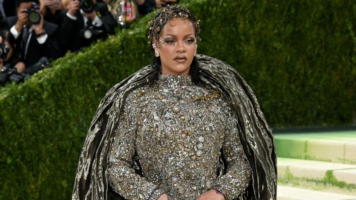 Rihanna: Η εμφάνιση στο Met Gala και τα σενάρια για το τέταρτο παιδί