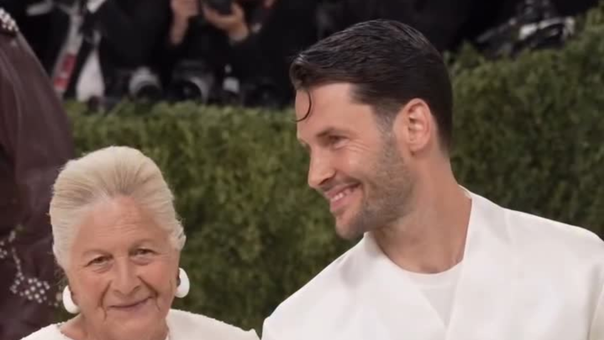 Jacquemus: Με την γιαγιά του στο κόκκινο χαλί