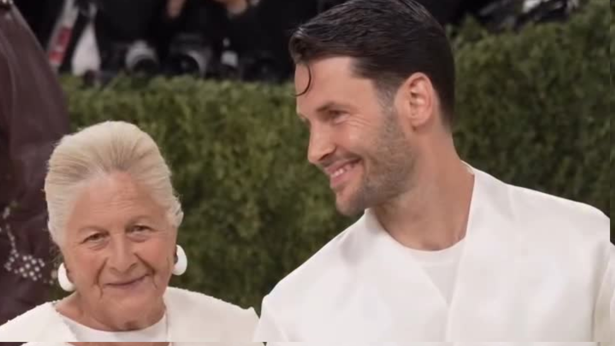 Jacquemus: Με την γιαγιά του στο κόκκινο χαλί