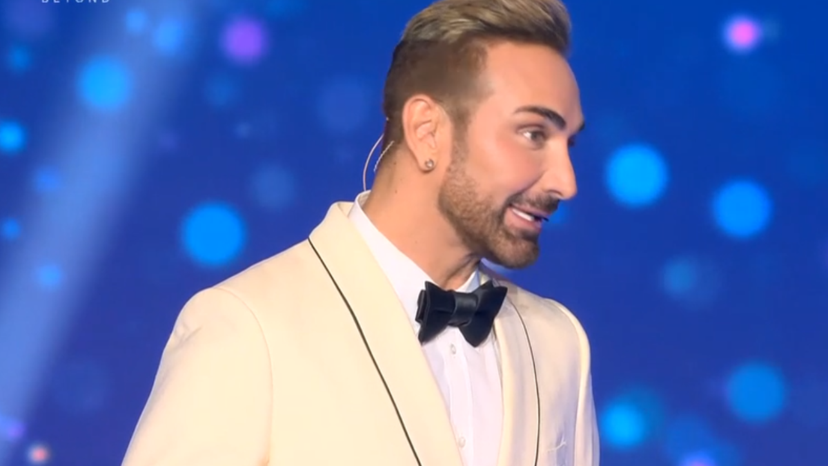 J2US: Ο Νίκος Κοκλώνης άνοιξε το 11ο live του J2US με εκρηκτική χορευτική είσοδο και… «Τσίκα Τσίκα»