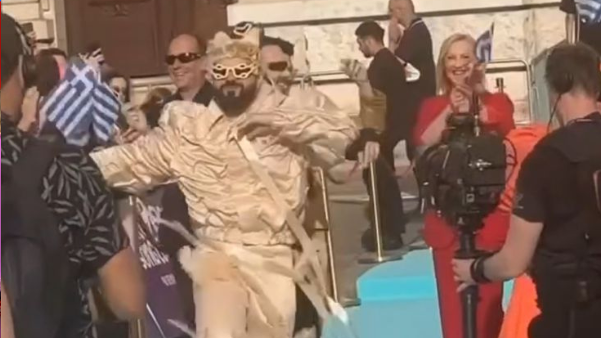 Eurovision 2026: Ο Akylas στο Τιρκουάζ Χαλί – Όλα τα βλέμματα πάνω του στην τελετή έναρξης